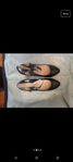 Svarta pumps med rem o klack stl 37/38