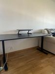 Stort gamingbord som använts som hemmastudio