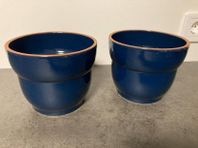 Blå krukor, 2 st. Med orange terrracottakant. 15,5 cm