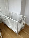 Ikea spjälsäng, madrass, bäddmadrass och lakan från coco