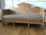 Soffa, 2 sängbord, litet pelarbord, byrå, golvlampa
