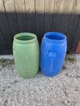 Plasttunnor, 50L Blåa och gröna. 