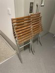 Fika i solen på 4 sköna stolar ute i trädgården/balkonge