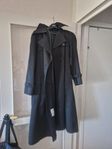 Svart trenchcoat från Hettemarks 