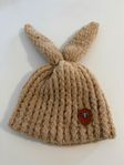 Stickad beige mössa