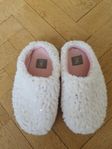 Vita fluffiga tofflor med rosa sequins strl 36. 100kr