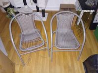 två trädgårds stolar 