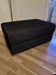Mio svartgrå fotpall ”sit down”
