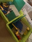 Två fulla plastlådor med lego