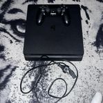 PS4 med en kontroll och tre spel.