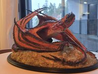 Smaug the terrible statyett. Weta workshop
