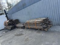 Robusta trä balkar rivning av gammal verkstad