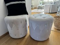 två sittpuffar