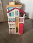 Barbiehus med dockor och tillbehör