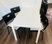 vitt matbord + 4 stolar + kuddar