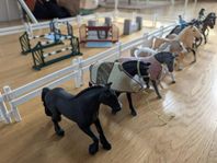 Schleich hästar med fin hoppbana
