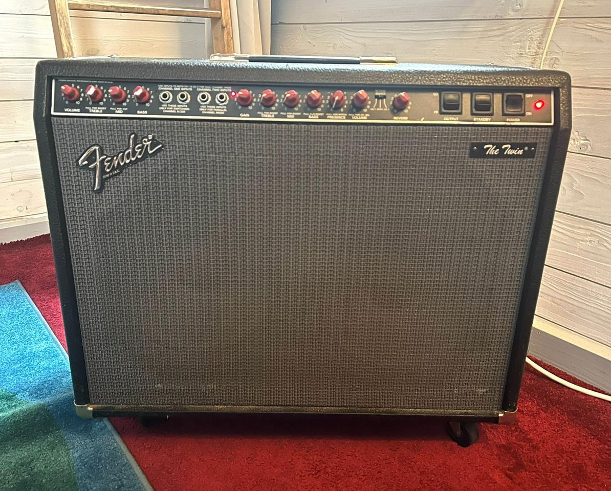 Fender Twin - Red Knob