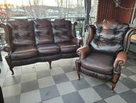 Soffa med en öronlappsfåtölj i Chesterfield stil 