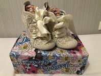 Irregular Choice vit spetsmotiv stlk38