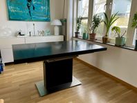 Utdragsbart matbord i svart ek från BoConcept