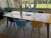 Designstolar i glada färger 