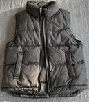 Mywear svart täckväst, storlek 110/116