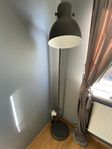 Grå golvlampa 