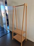 klädhängare och smyckesskåp 