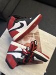 Jordan 1 Black Toe – Storlek 44