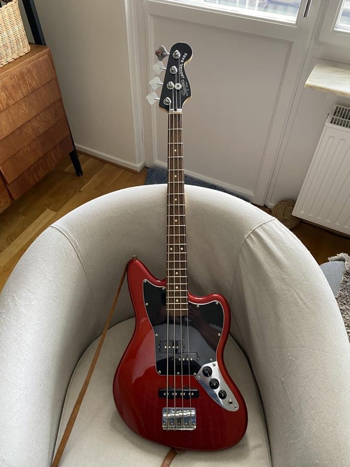  två fina basar och en gitarr...