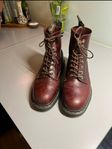 Dr Martens 1460 Storlek 42 Röda/MörkbrunaGraverade 