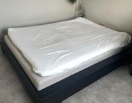 säng 140 cm 