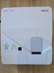 NEC NP-UM301W Ultra Short-Throw Projektor med Väggfäste