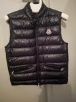 Mörkblå Moncler väst, modell Gui, stl 1/S