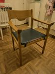 Karmstol i trä med sittunderlägg