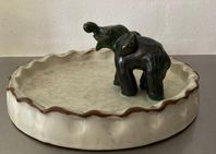 Upsala Ekeby fat med elefant