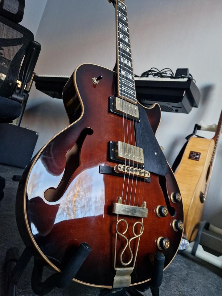 Ibanez halv akustisk gitarr