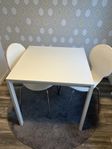Matbord+ stolar och matta 
