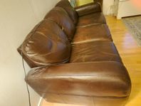 3-sits nötbrun skinnsoffa