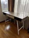 lampa , soffa , skrivbord 