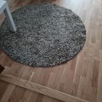 En mjuk och skön rund shaggy matta mått: 135cm 