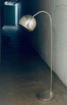 Golvlampa i funkisstil