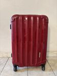 vinröd resväska. rullväska. kabinväska. suitcase