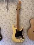 Fender Stratocaster Vintera ll 70s vintage white