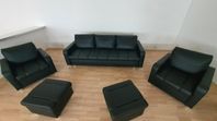Svart bädd soffa med grupp i konstläder Nyskick.  9000kr 