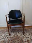 Stol i teak och skinn