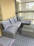 Loungegrupp - mörkgrå konstrotting, soffa och bord