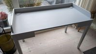 Ljusgrått skrivbord