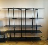 TV-bänk och stor hylla