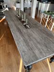 Massivt matbord